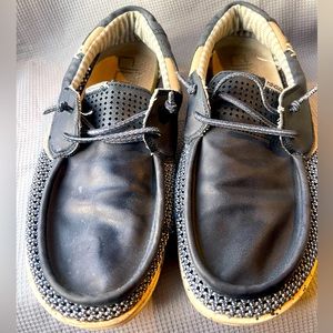 Sz 8 Heydude men’s shoes. Super comfy! Great condition.